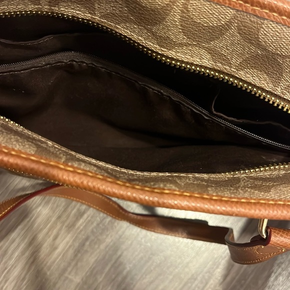 Coach purse, barely used, looks brand new - Picture 3 of 4